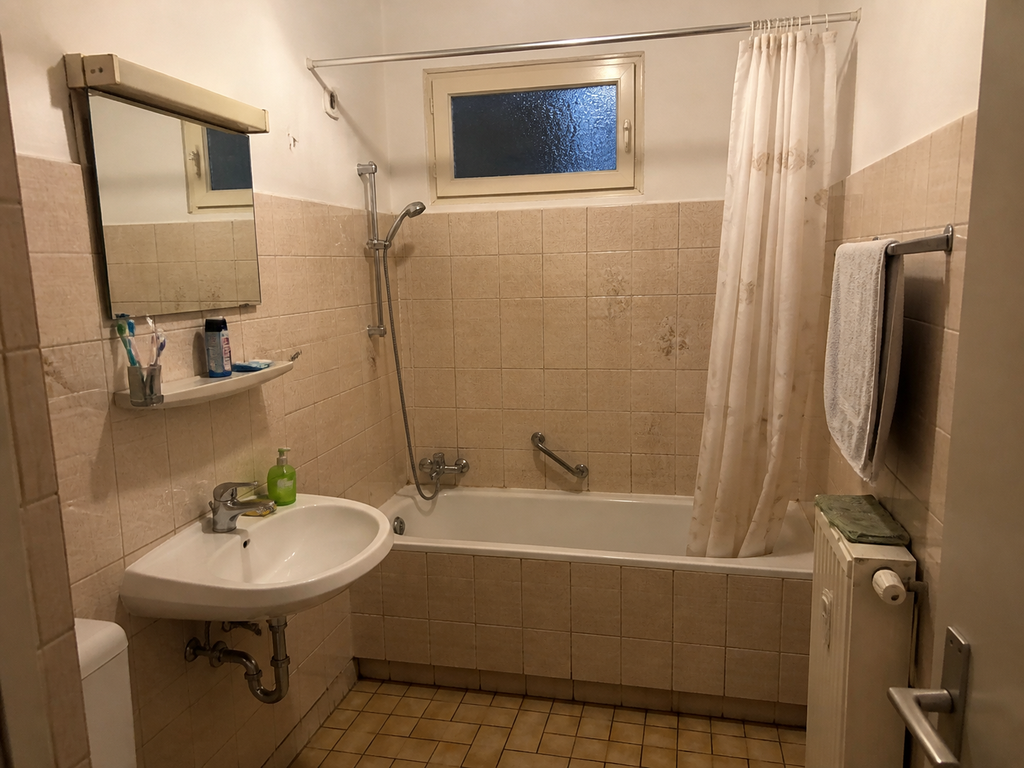 Badezimmer vor der Sanierung